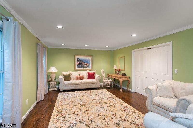 13 Deer Path Cir, Green Brook Township, NJ 08812