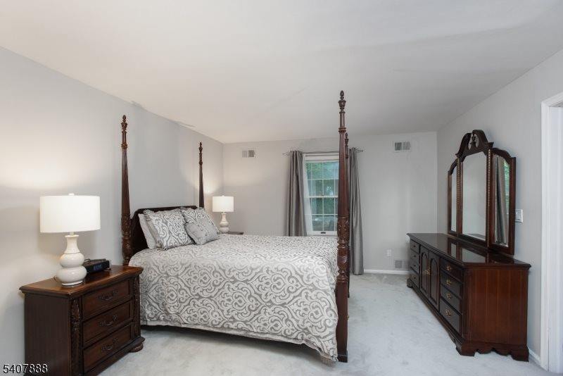 13 Deer Path Cir, Green Brook Township, NJ 08812