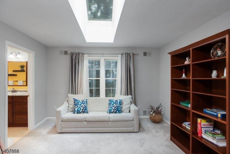 13 Deer Path Cir, Green Brook Township, NJ 08812