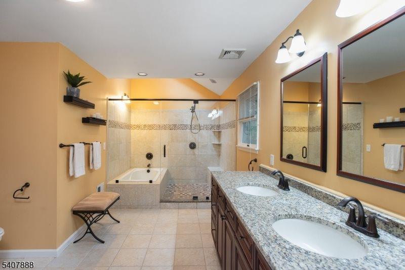 13 Deer Path Cir, Green Brook Township, NJ 08812