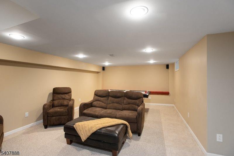 13 Deer Path Cir, Green Brook Township, NJ 08812