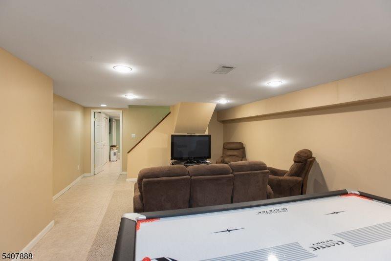 13 Deer Path Cir, Green Brook Township, NJ 08812