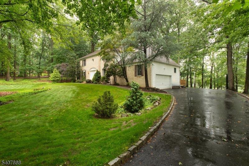 13 Deer Path Cir, Green Brook Township, NJ 08812