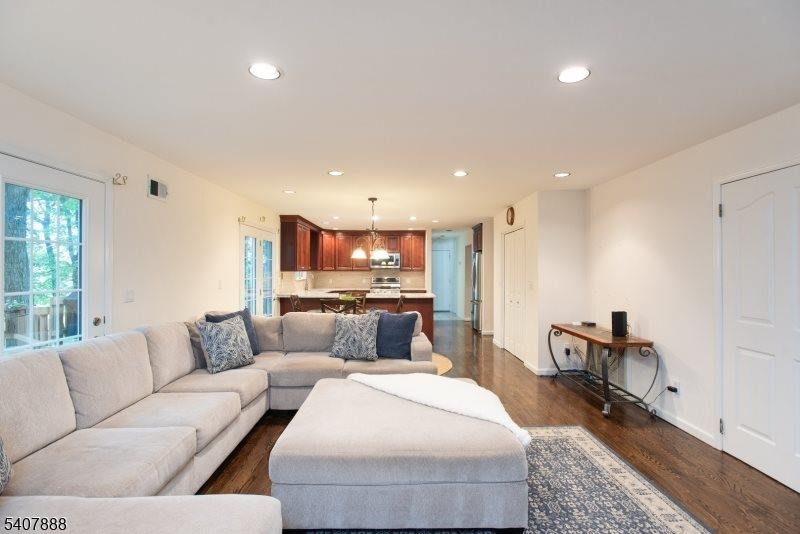 13 Deer Path Cir, Green Brook Township, NJ 08812