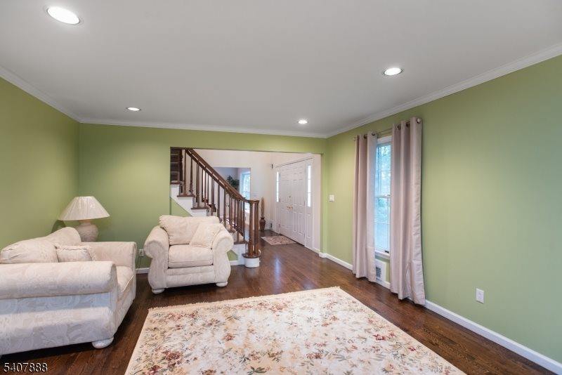 13 Deer Path Cir, Green Brook Township, NJ 08812