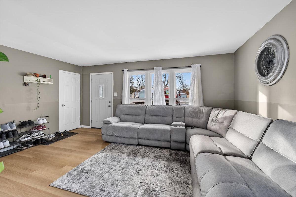 5720 W Thurston AVENUE, Milwaukee, WI 53218