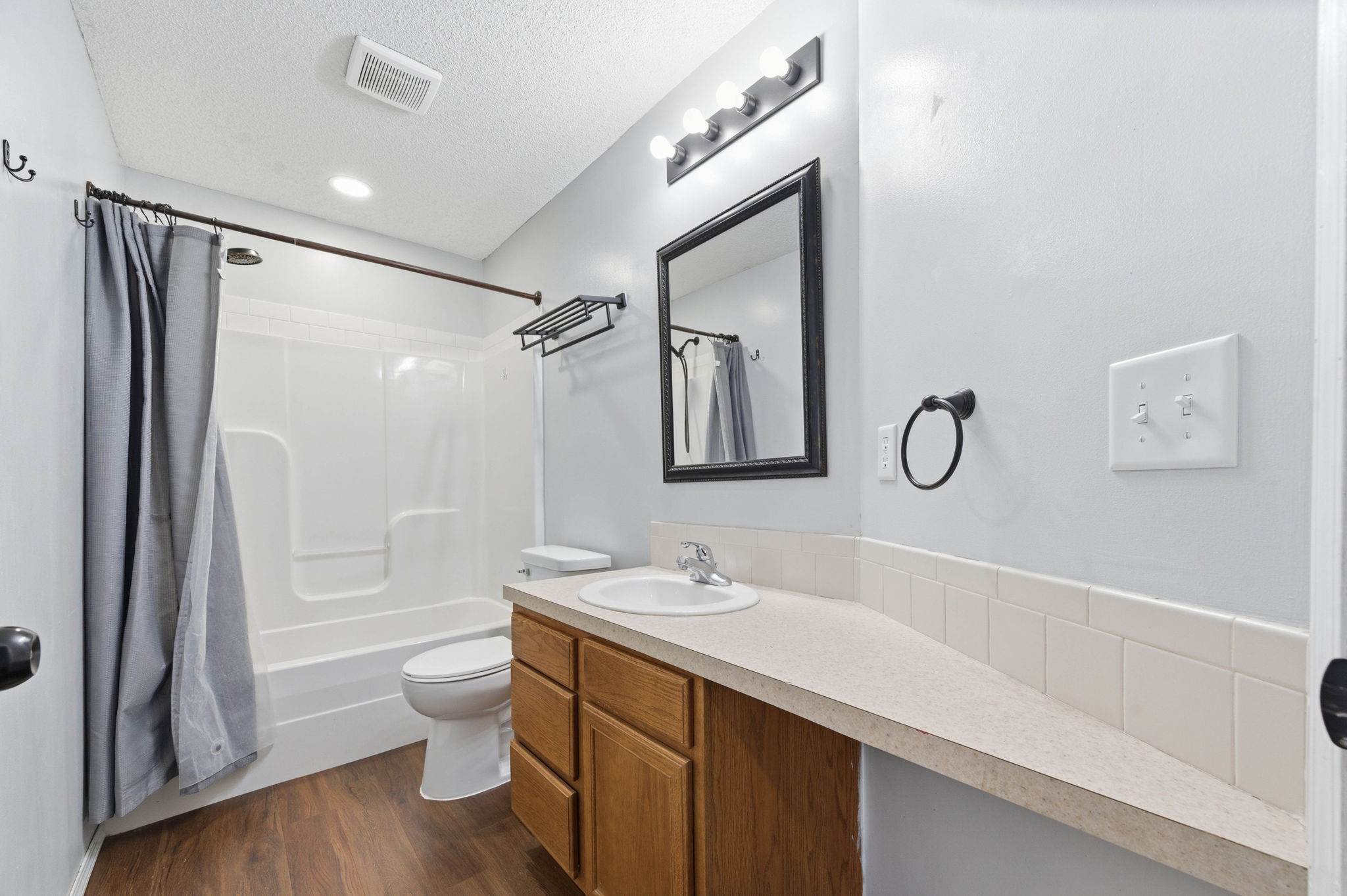 1018-1020 E Karla Ct, Haysville, KS 67060