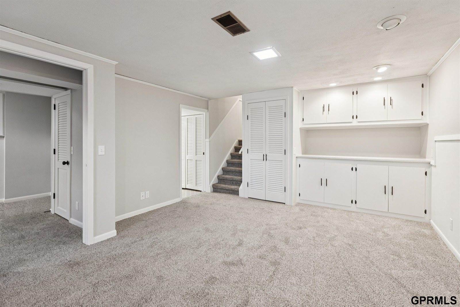 5330 South 105Th Street, Omaha, NE 68127