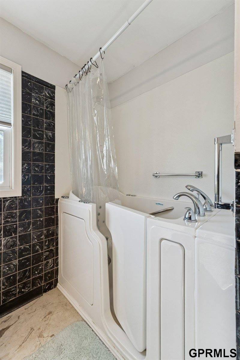 8539 Hamilton Street, Omaha, NE 68114