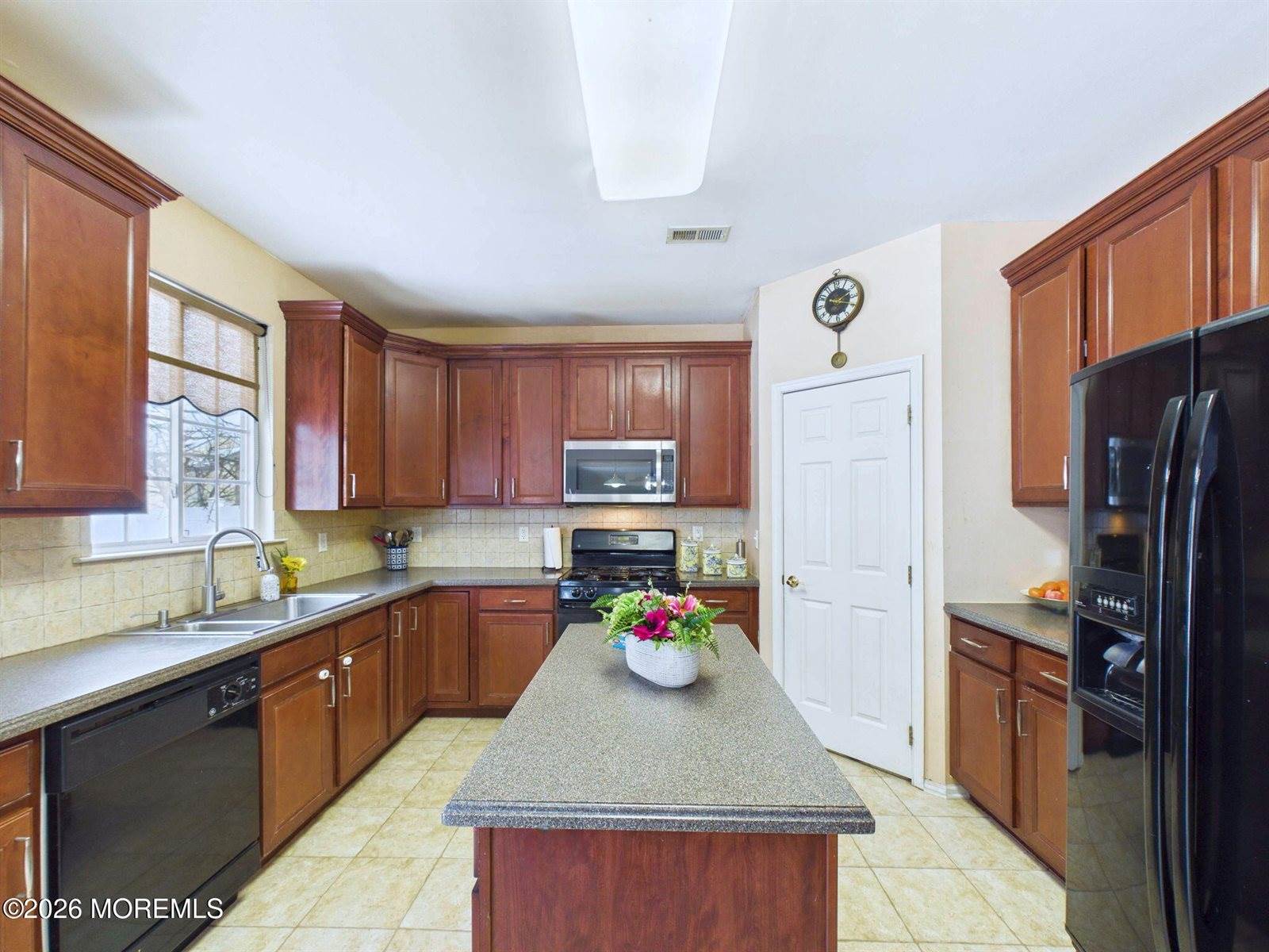 13 Skurka Court, Sayreville, NJ 08872