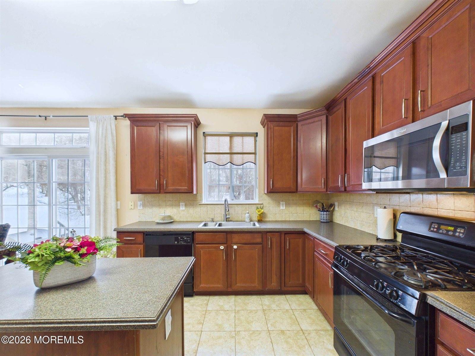 13 Skurka Court, Sayreville, NJ 08872