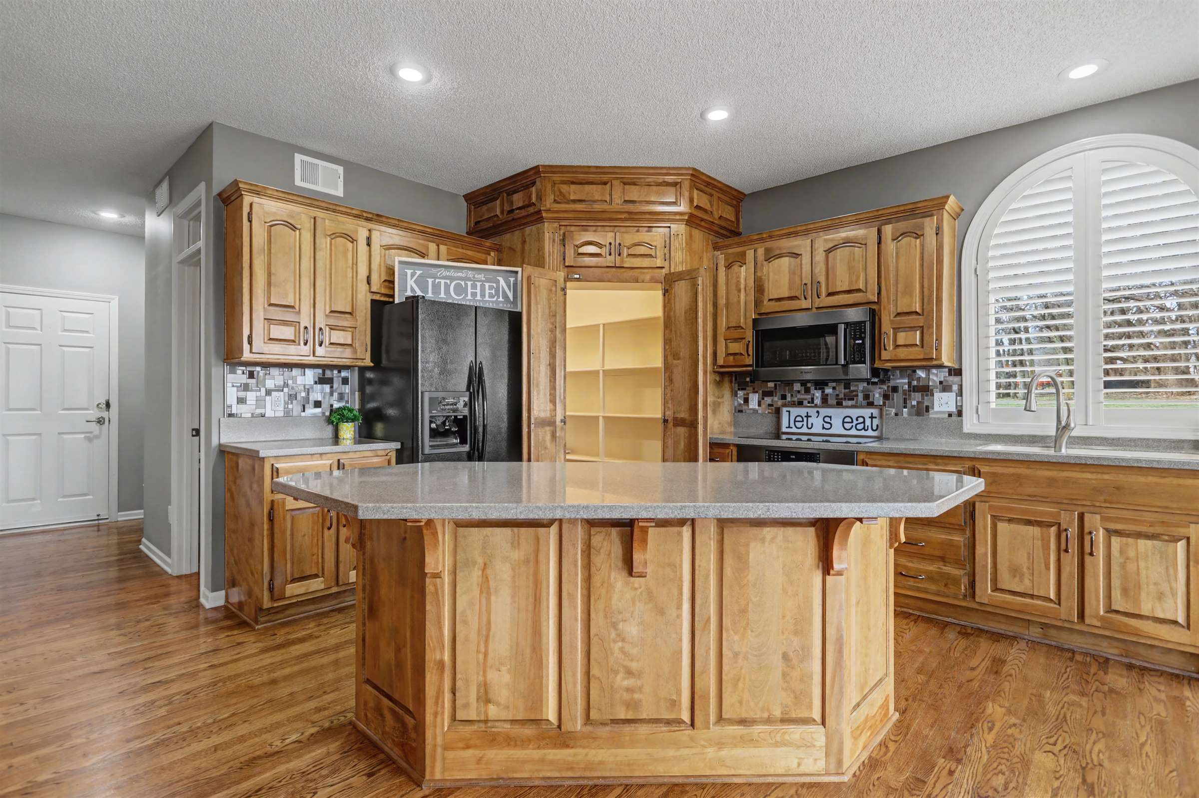 13821 Long Street, Overland Park, KS 66221