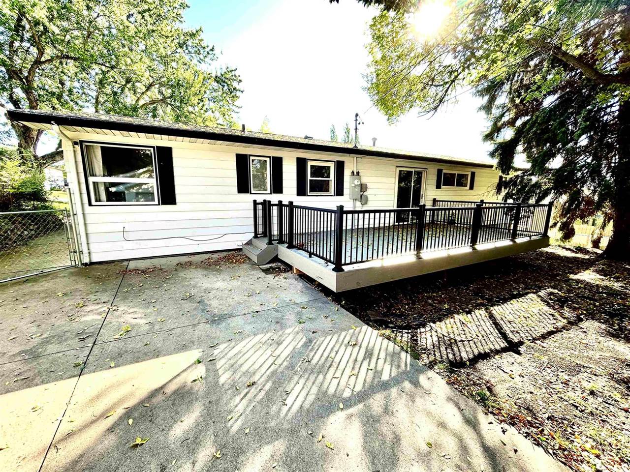 913 20th St. NW, Minot, ND 58703