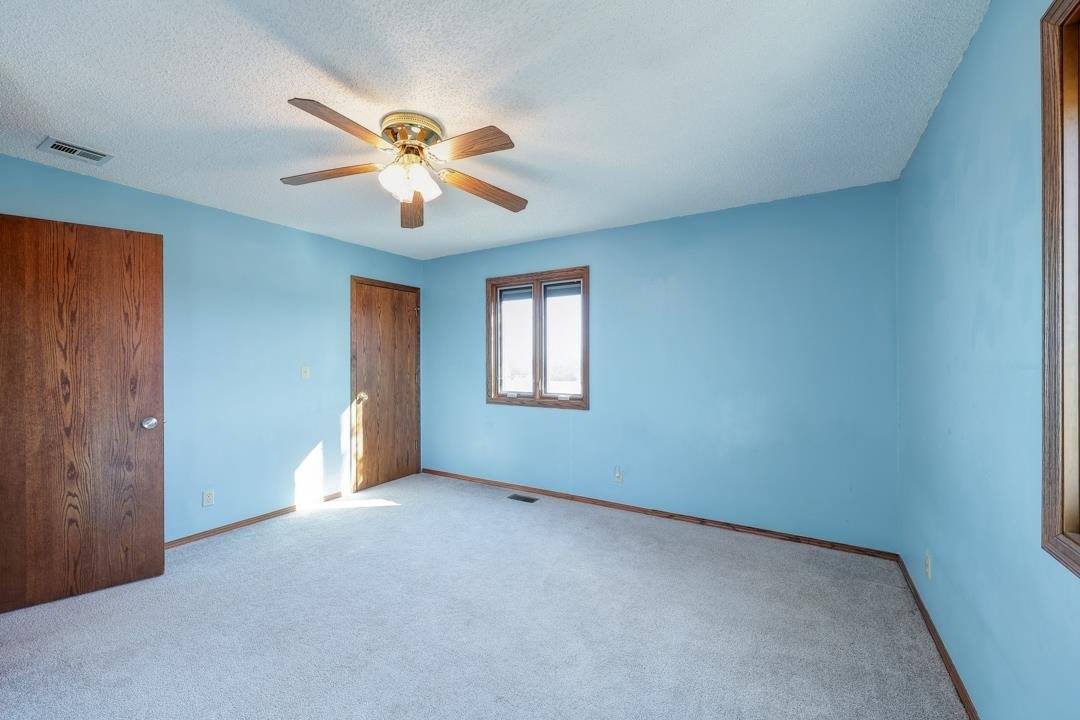 10 Leed Rd, Winfield, KS 67156