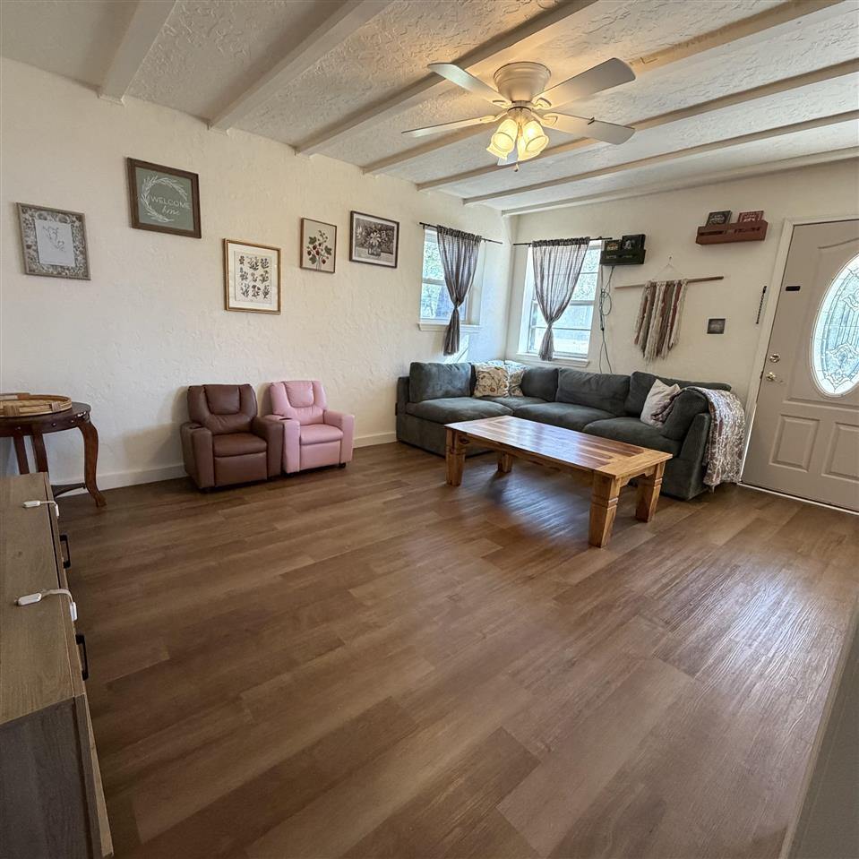 221 West Kansas St, Walters, OK 73572