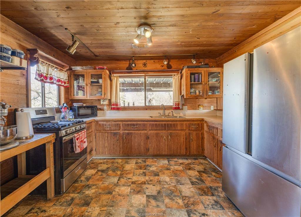 1377 Westbrook Road, Navasota, TX 77868