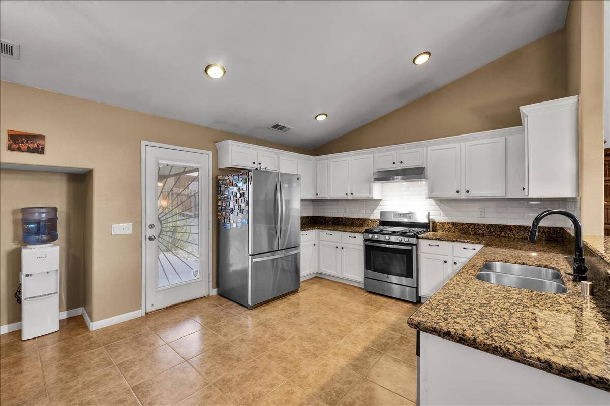 68206 Calle Azteca, Desert Hot Springs, CA 92240