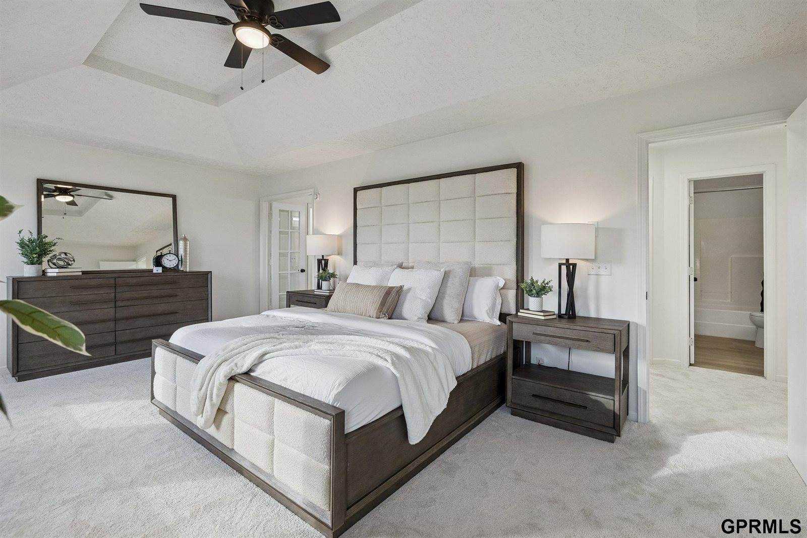 6514 North 104 Street, Omaha, NE 68122