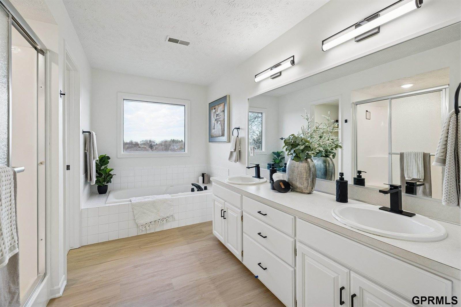 6514 North 104 Street, Omaha, NE 68122