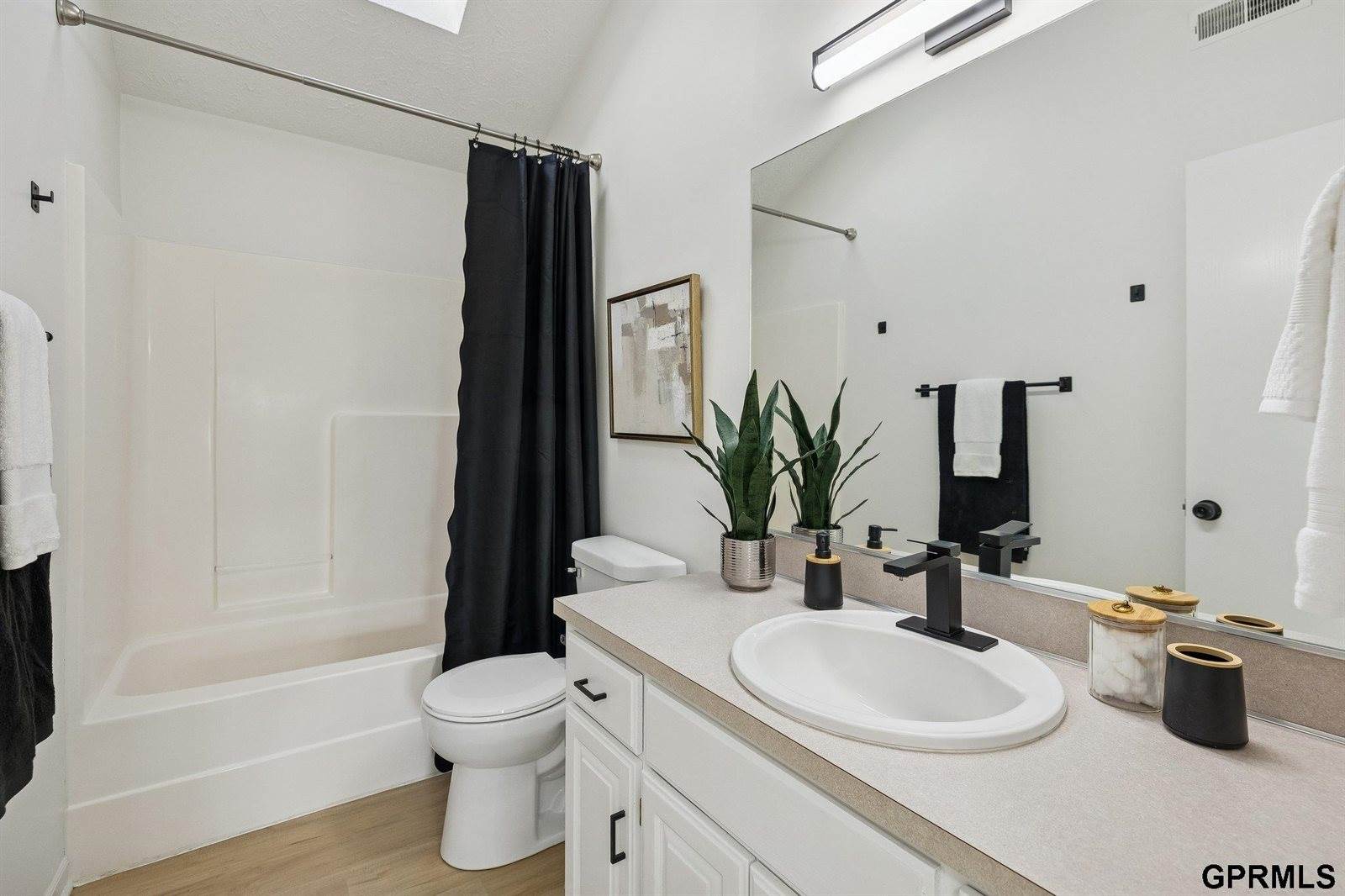 6514 North 104 Street, Omaha, NE 68122