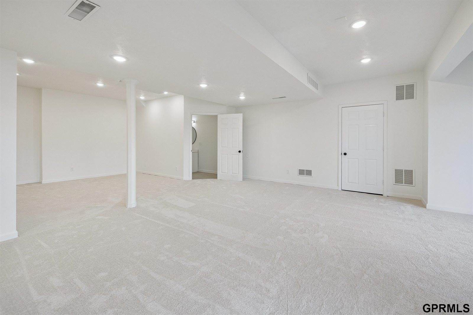 6514 North 104 Street, Omaha, NE 68122