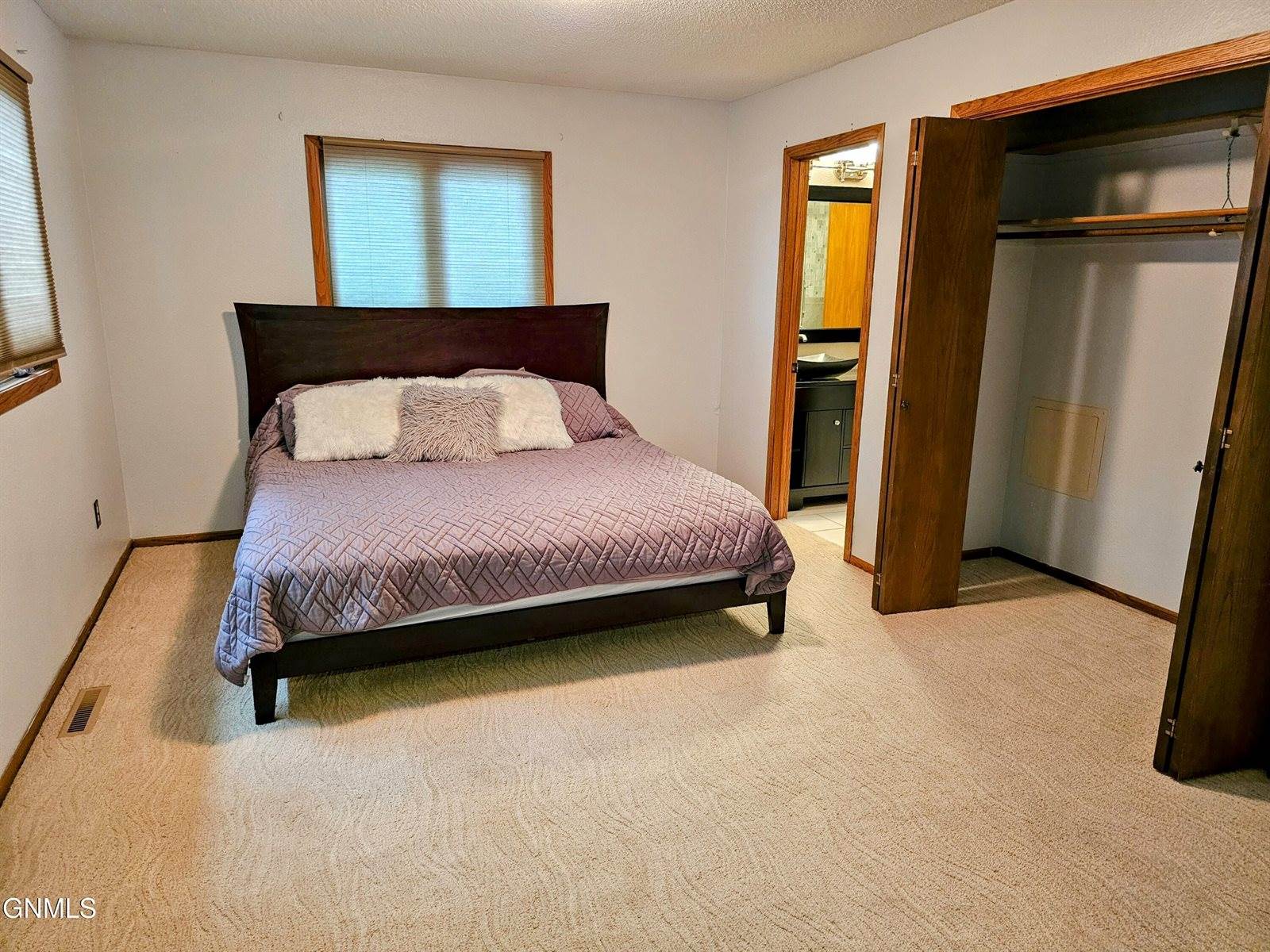 715 Paulsen Drive NW, Mandan, ND 58554