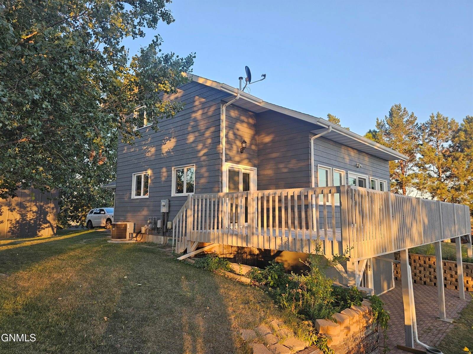 715 Paulsen Drive NW, Mandan, ND 58554