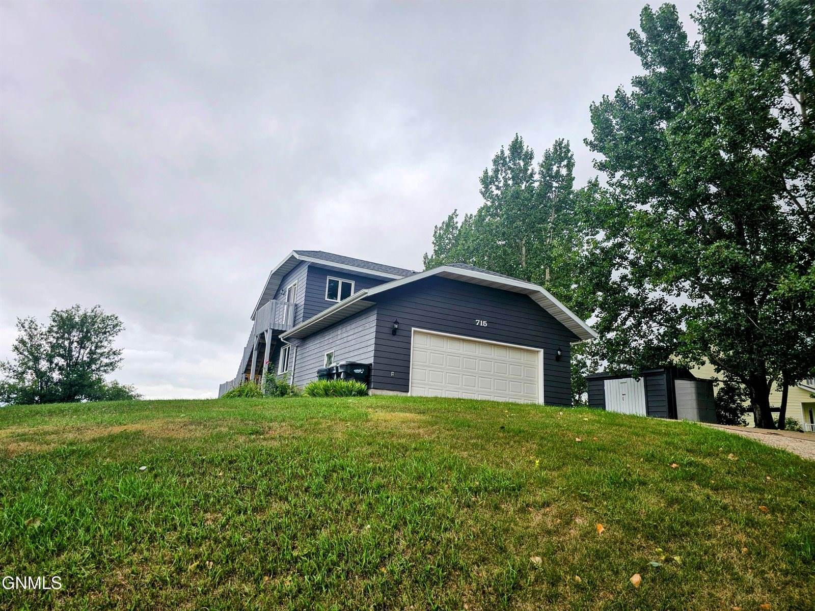 715 Paulsen Drive NW, Mandan, ND 58554