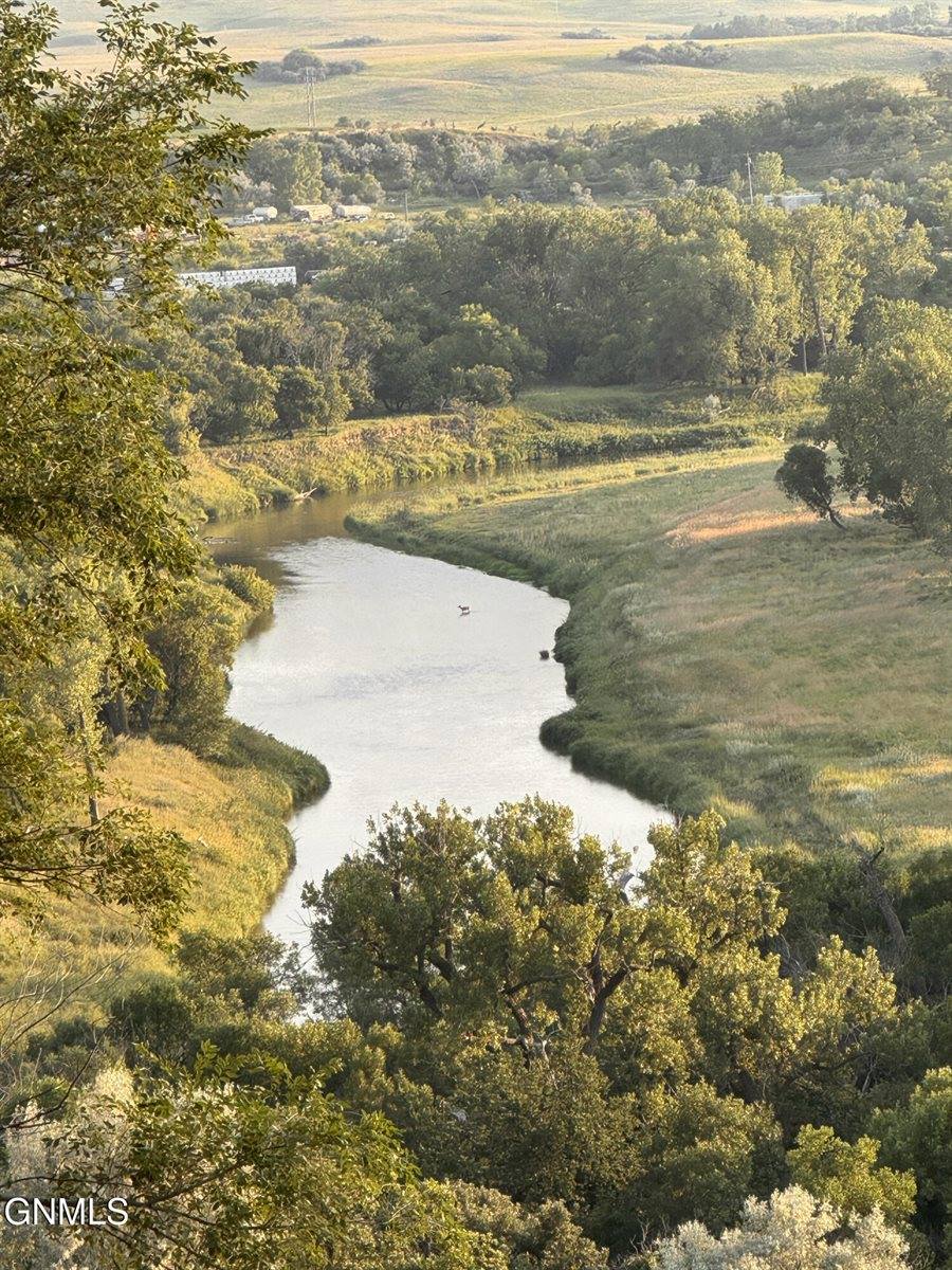 715 Paulsen Drive NW, Mandan, ND 58554