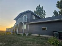 715 Paulsen Drive NW, Mandan, ND 58554
