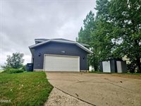 715 Paulsen Drive NW, Mandan, ND 58554