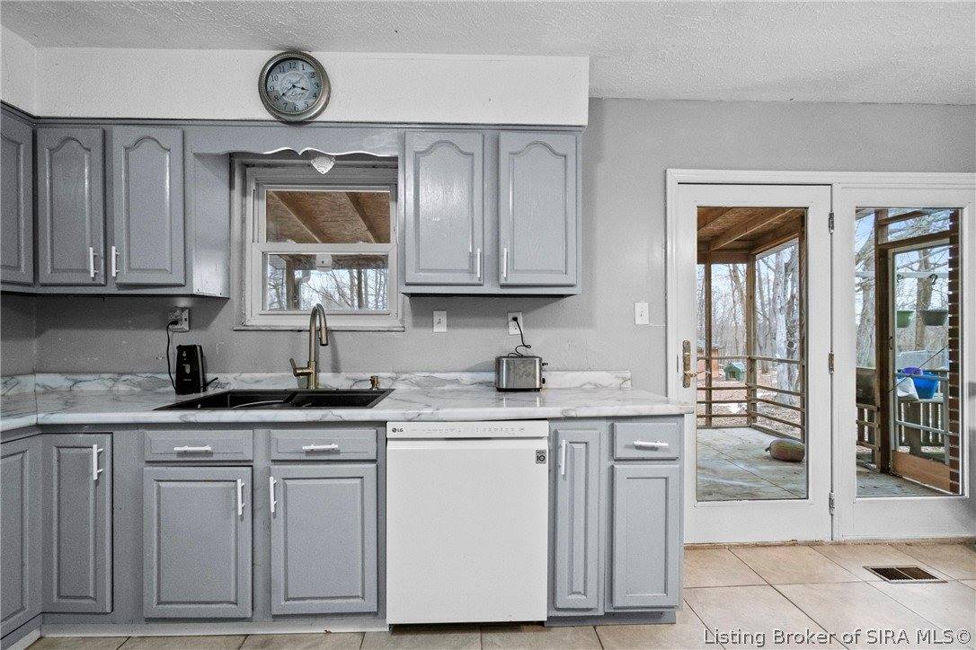 9690 South Voyles Road, Pekin, IN 47165