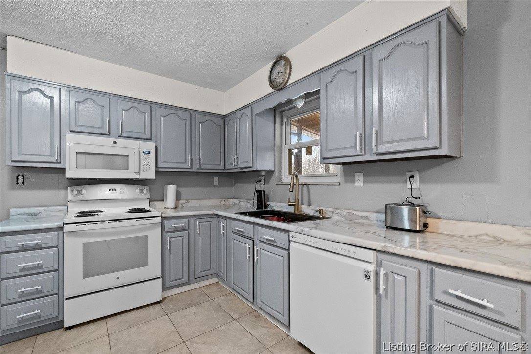 9690 South Voyles Road, Pekin, IN 47165