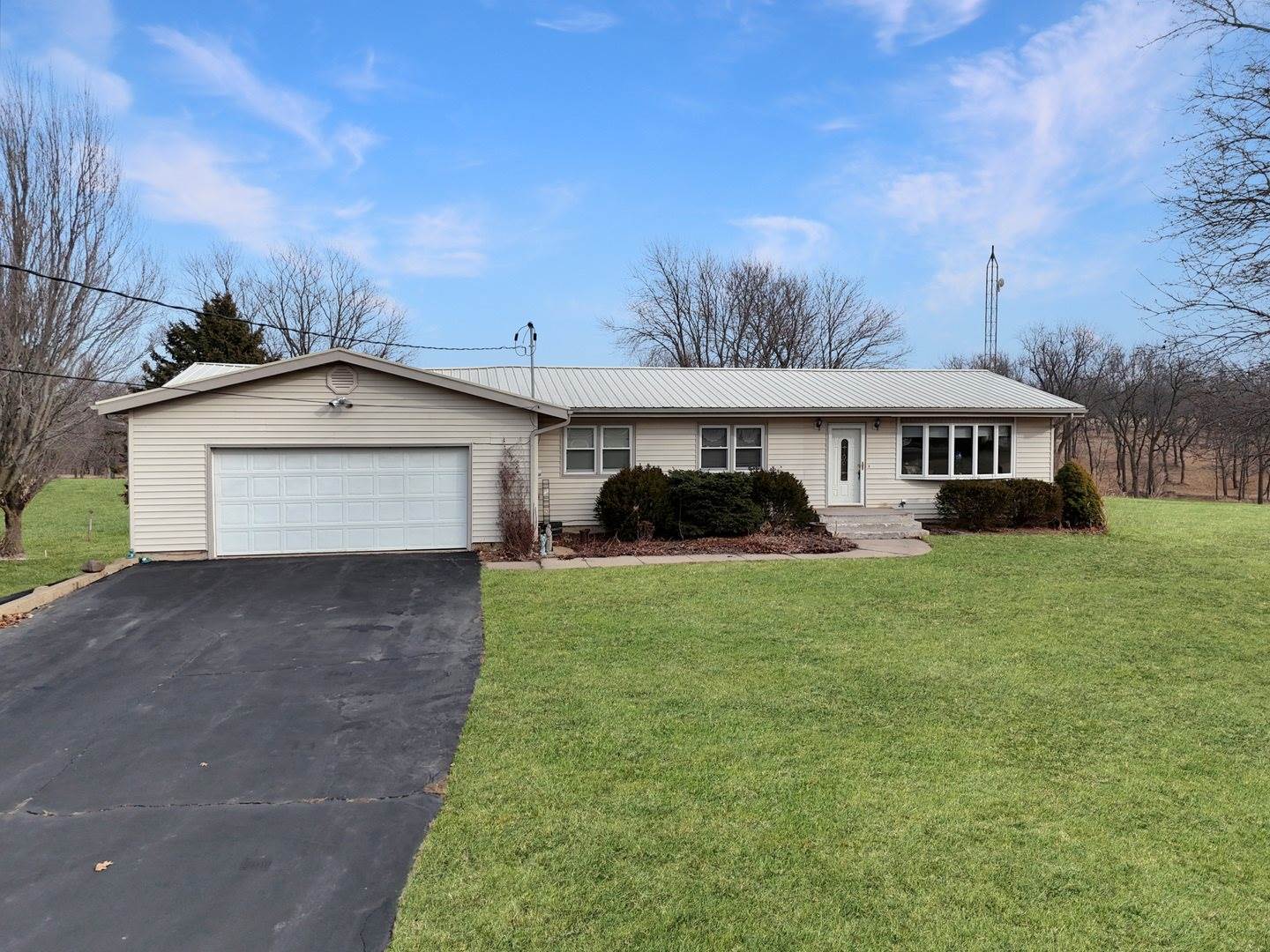 6057 North Lake Road, Lena, IL 61048