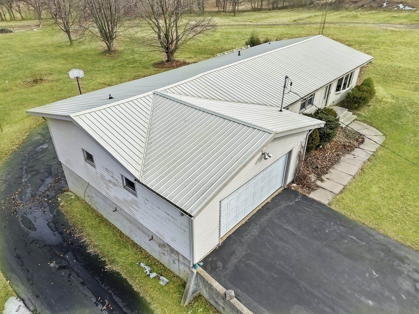 6057 North Lake Road, Lena, IL 61048