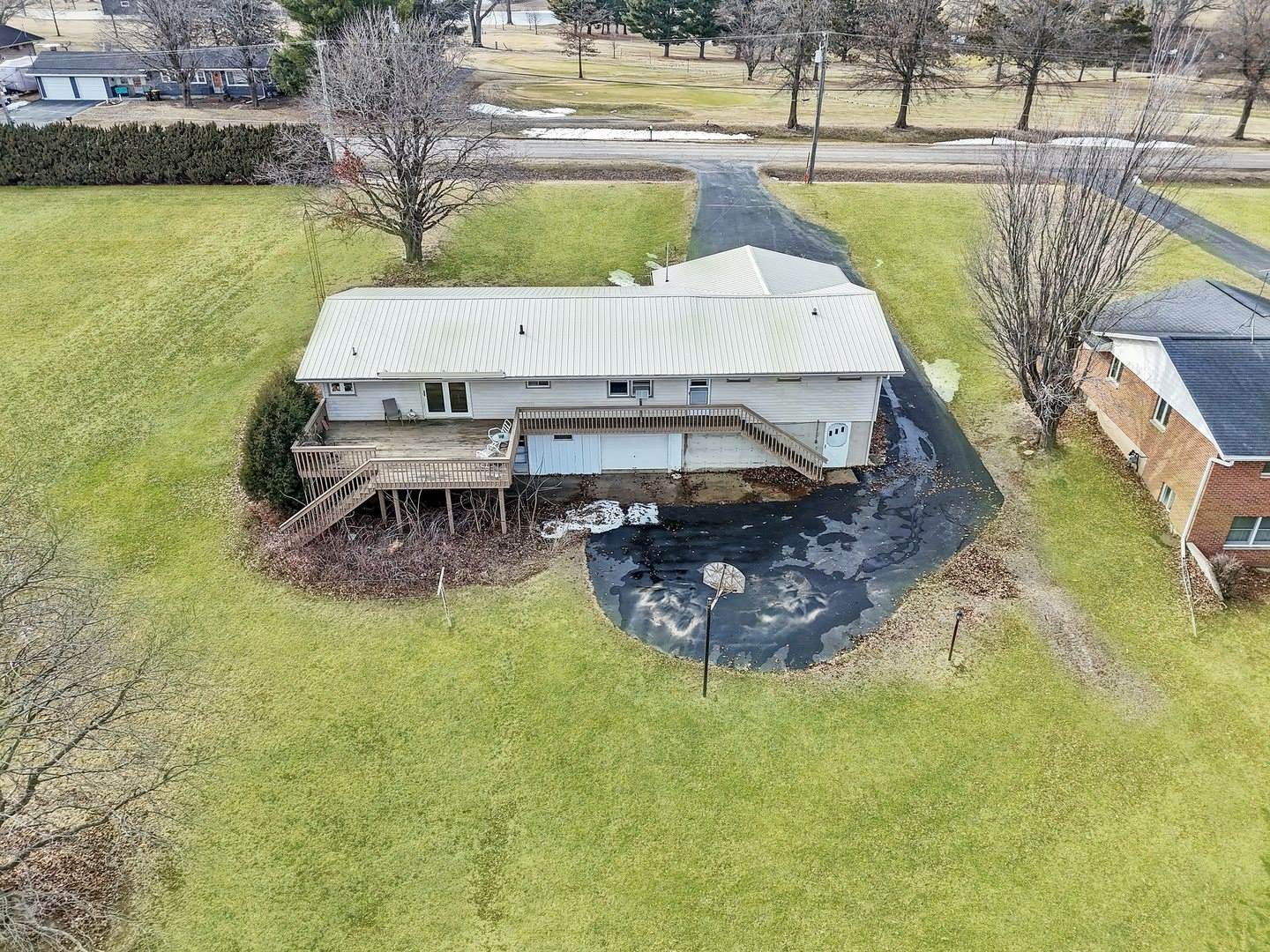 6057 North Lake Road, Lena, IL 61048