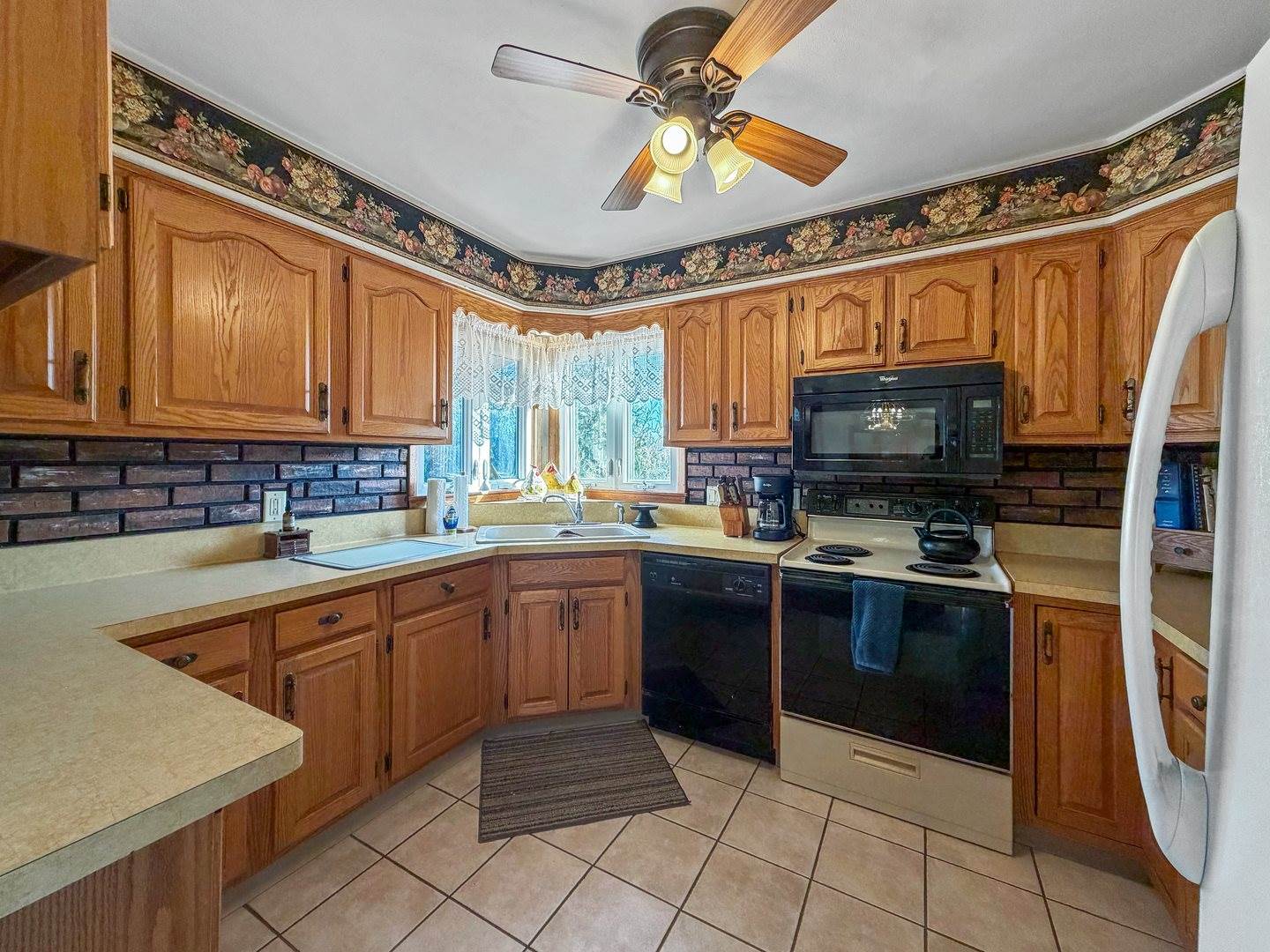 6057 North Lake Road, Lena, IL 61048