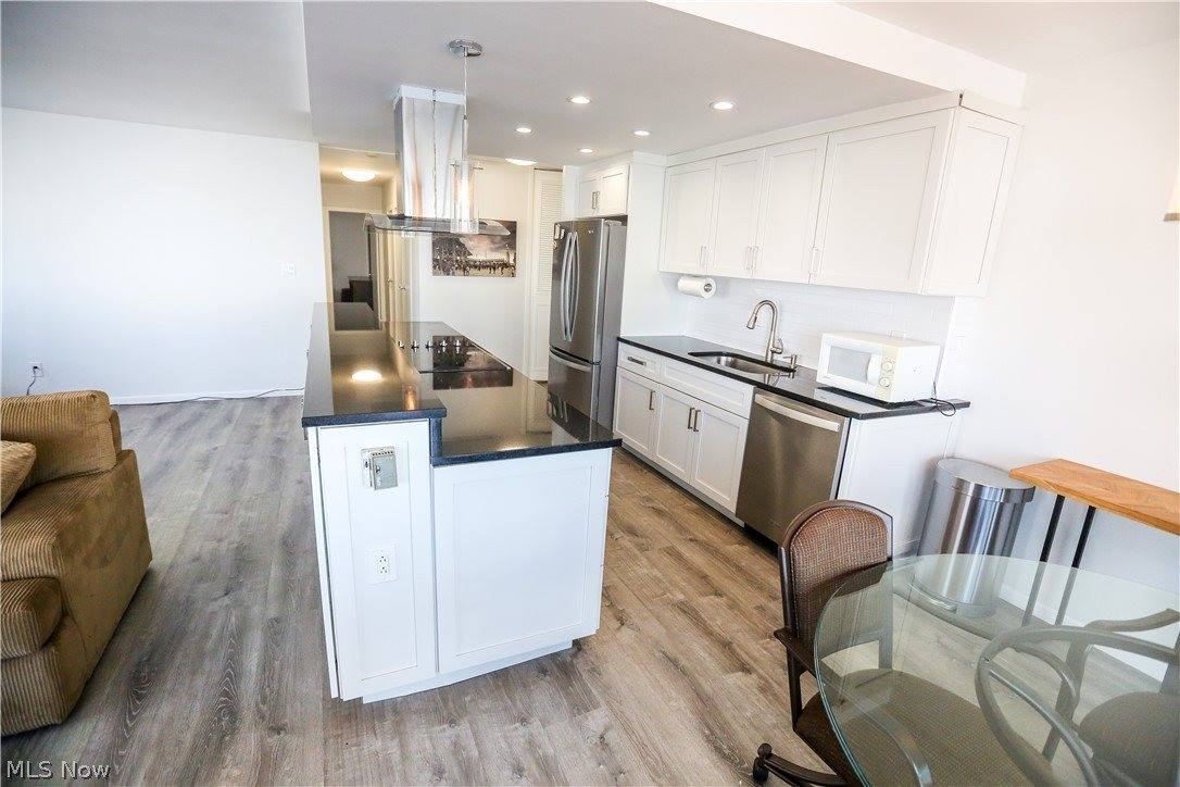 12520 Edgewater Drive, #306, Lakewood, OH 44107