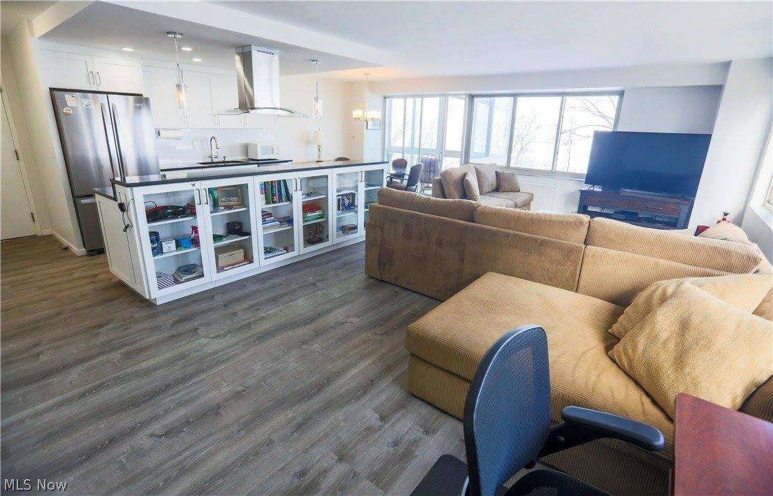 12520 Edgewater Drive, #306, Lakewood, OH 44107