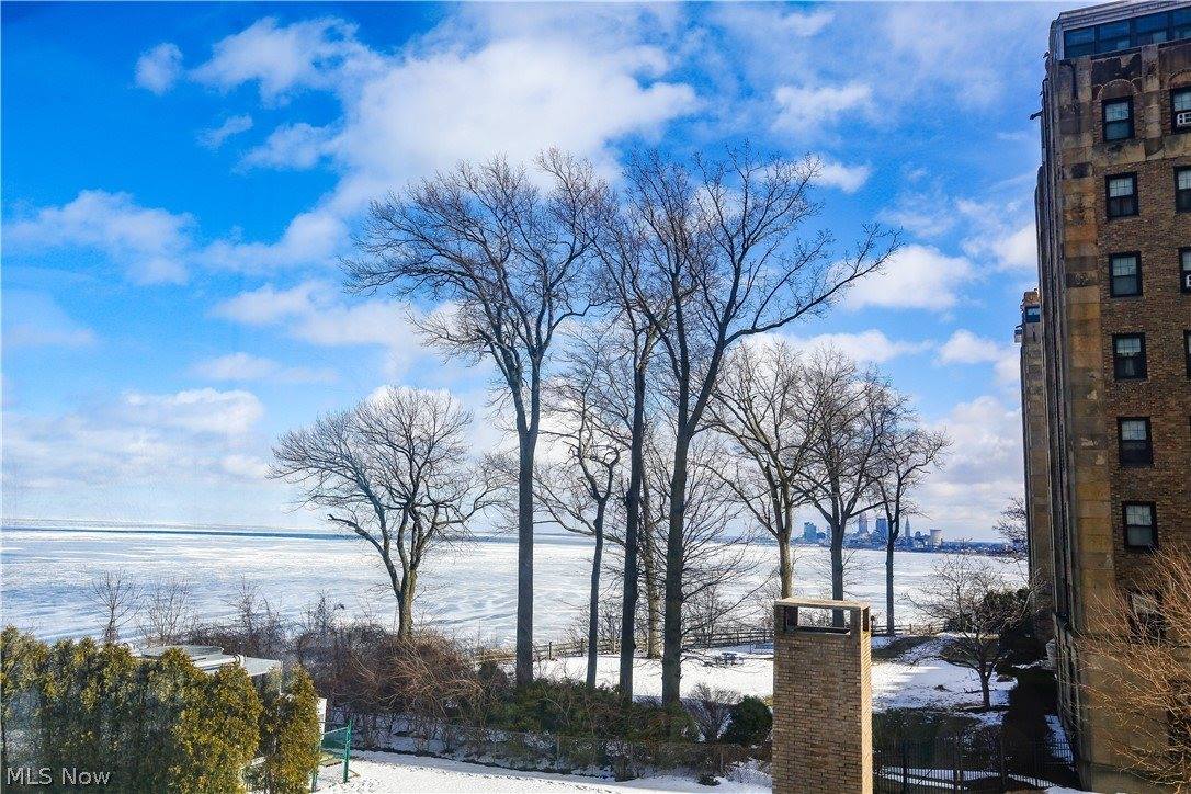 12520 Edgewater Drive, #306, Lakewood, OH 44107