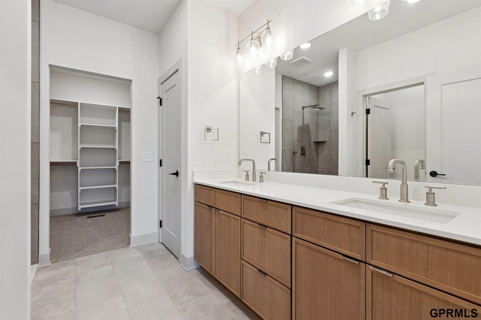 20108 R Street, Omaha, NE 68135