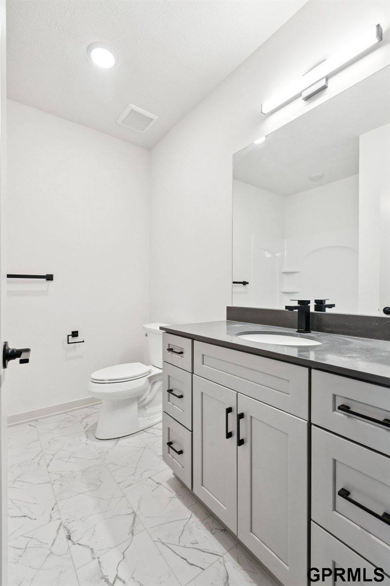 20108 R Street, Omaha, NE 68135