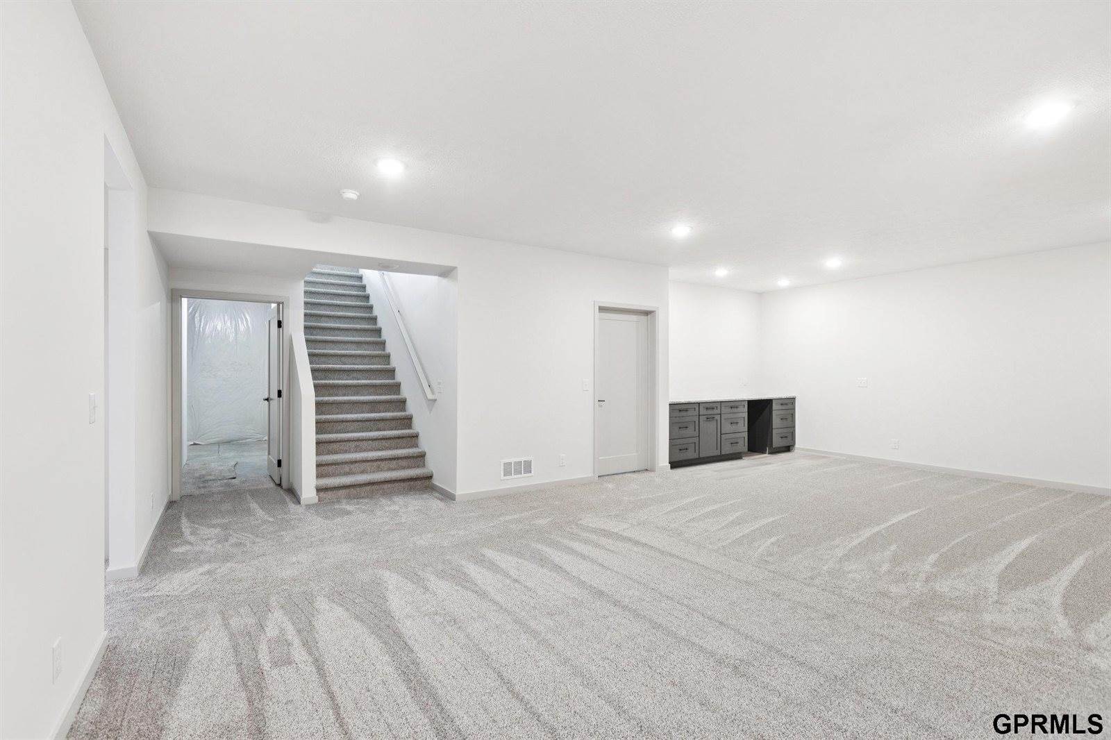 20108 R Street, Omaha, NE 68135