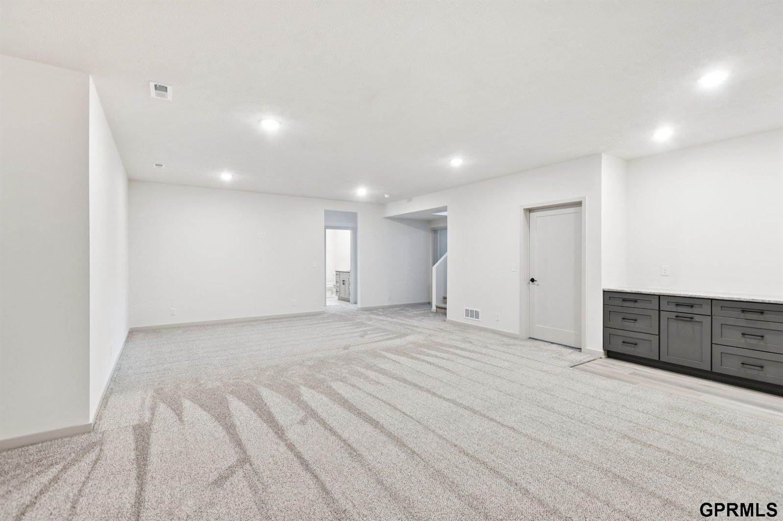 20108 R Street, Omaha, NE 68135