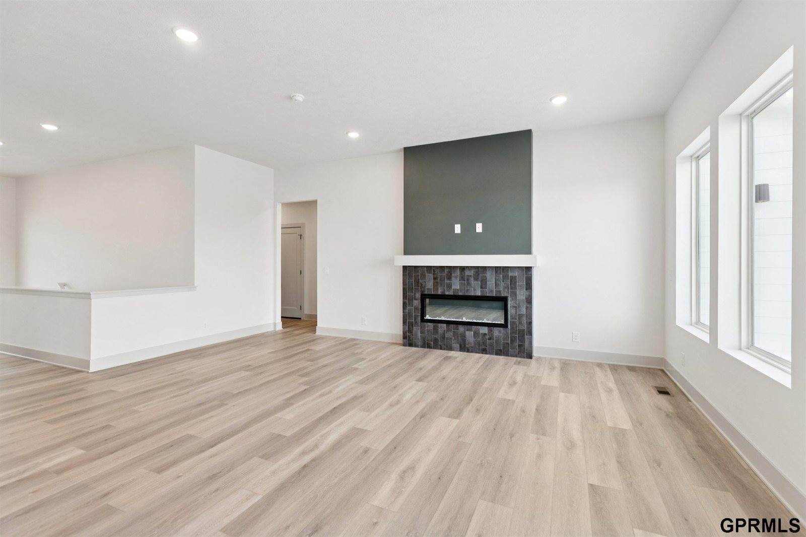 20108 R Street, Omaha, NE 68135