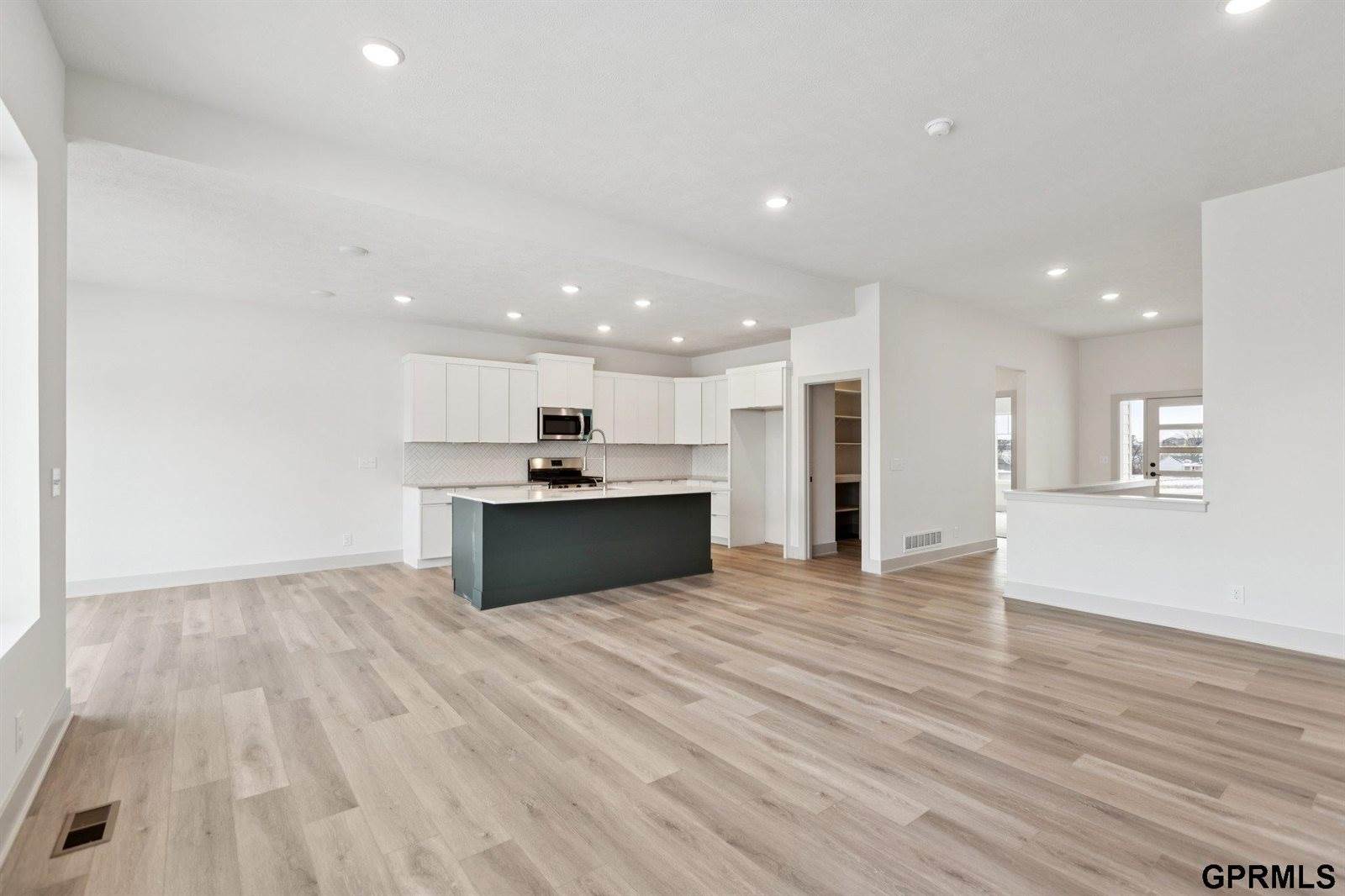 20108 R Street, Omaha, NE 68135