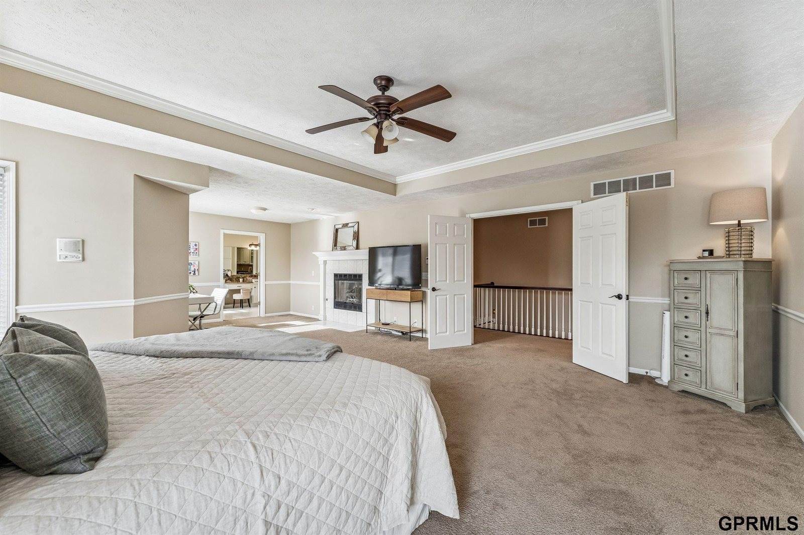 16521 Douglas Circle, Omaha, NE 68118