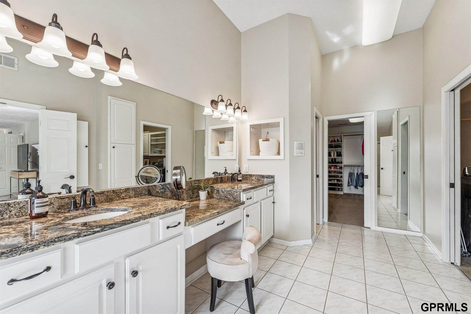 16521 Douglas Circle, Omaha, NE 68118