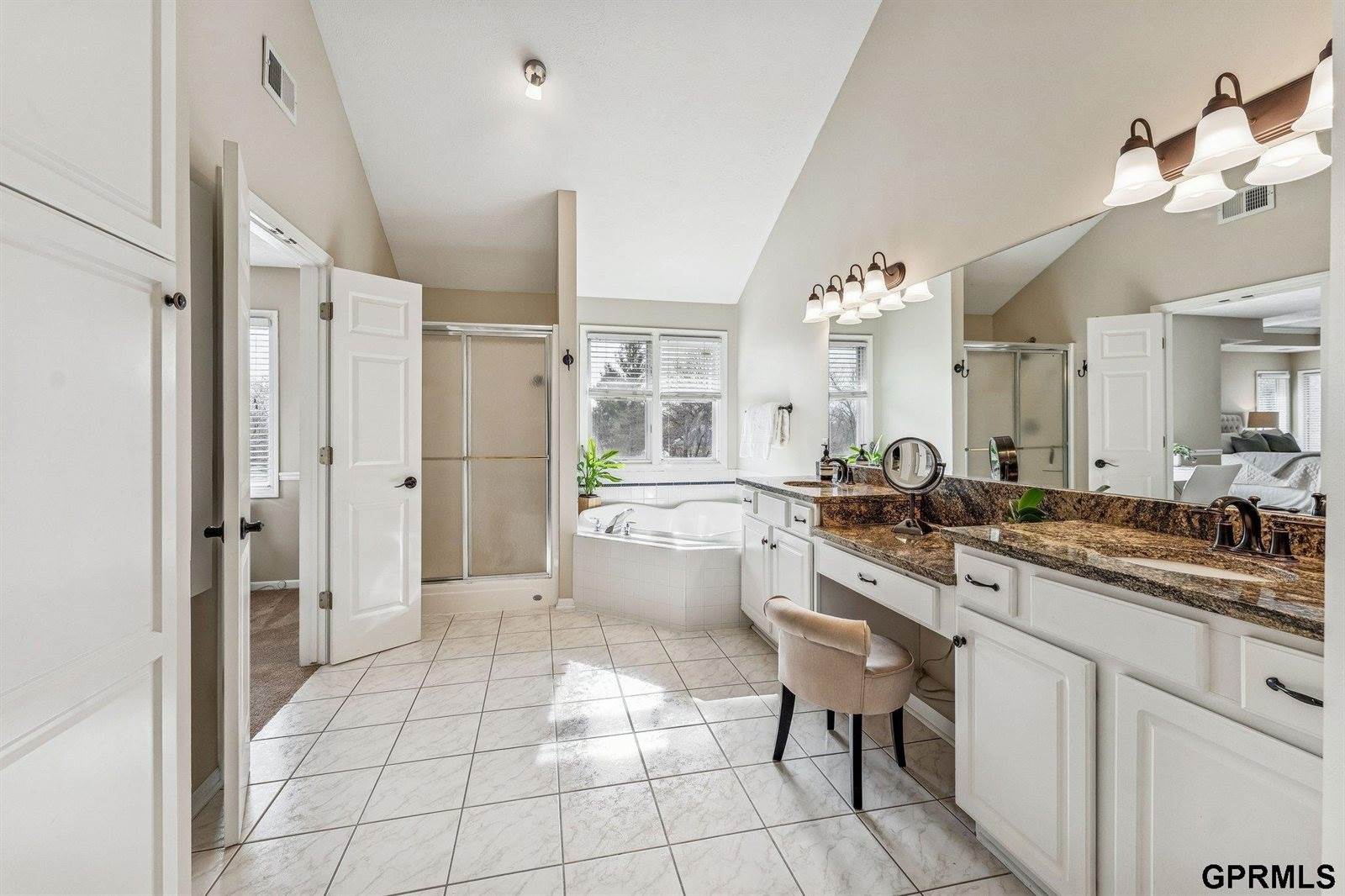 16521 Douglas Circle, Omaha, NE 68118