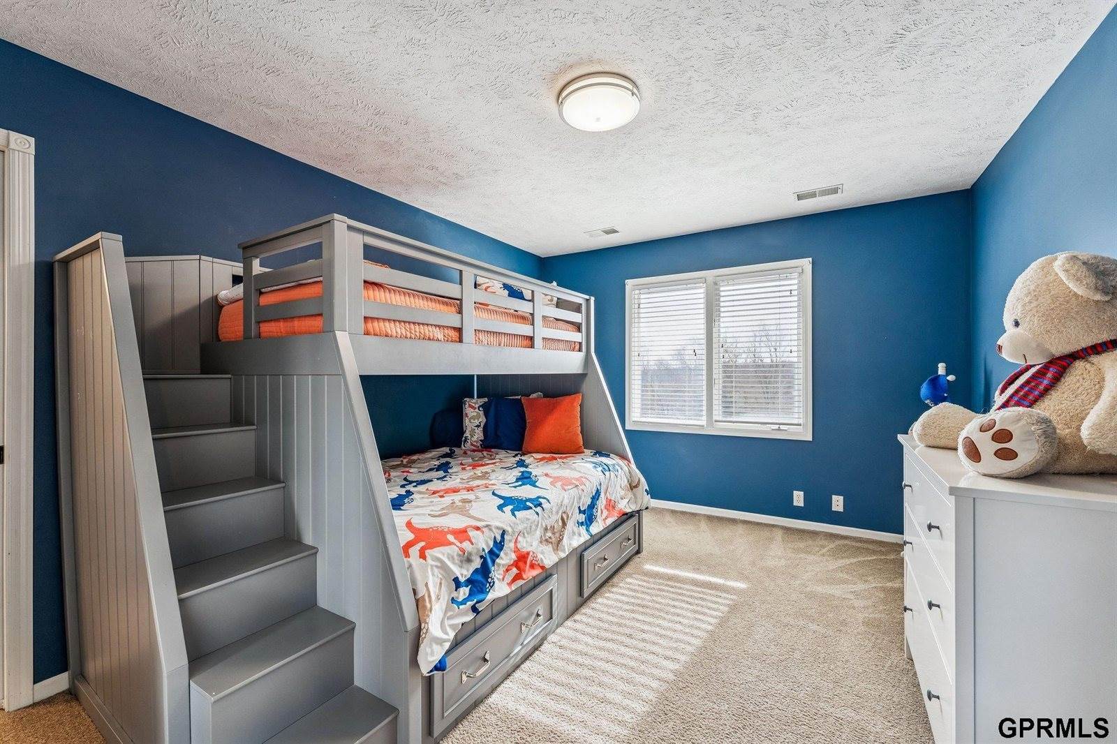 16521 Douglas Circle, Omaha, NE 68118